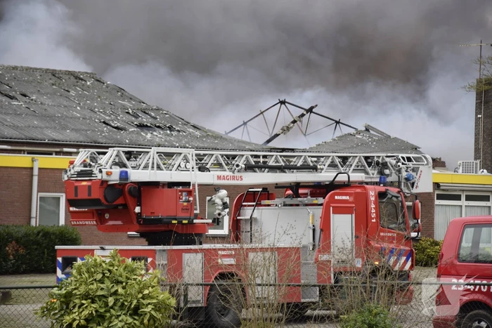 Enorme rookwolken bij zeer grote brand in leegstaand pand