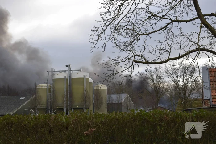 Enorme rookwolken bij zeer grote brand in leegstaand pand