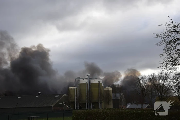 Enorme rookwolken bij zeer grote brand in leegstaand pand