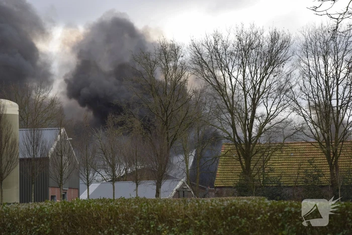 Enorme rookwolken bij zeer grote brand in leegstaand pand