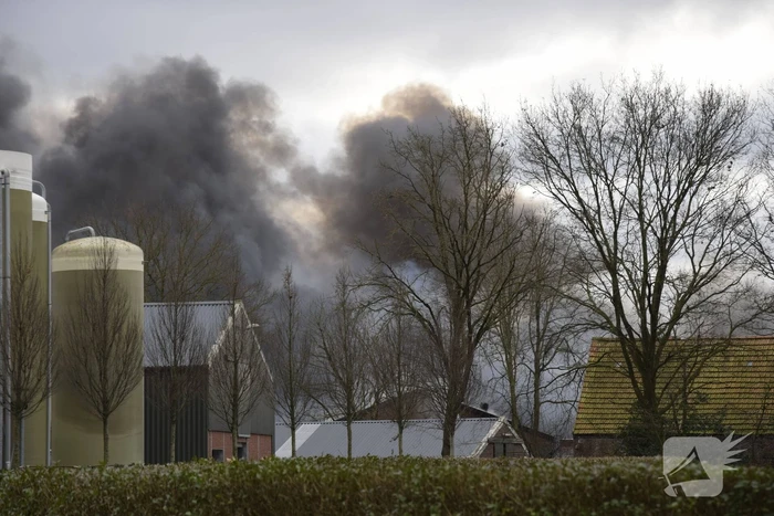 Enorme rookwolken bij zeer grote brand in leegstaand pand