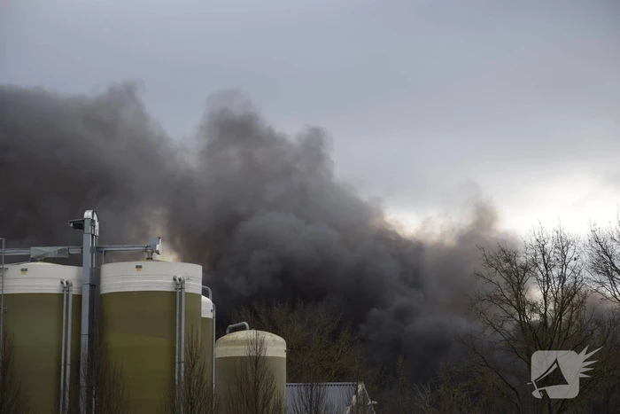 Enorme rookwolken bij zeer grote brand in leegstaand pand