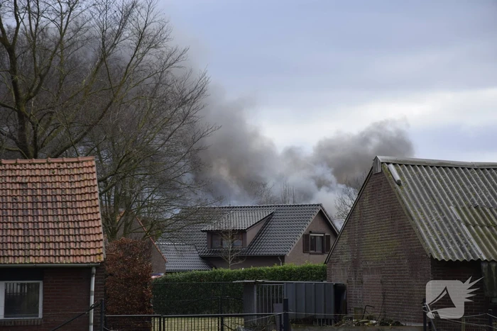 Enorme rookwolken bij zeer grote brand in leegstaand pand