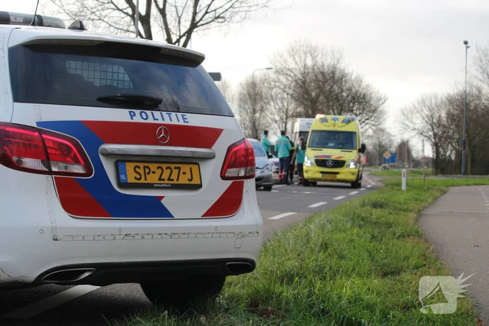 Auto komt tot stilstand in middenberm