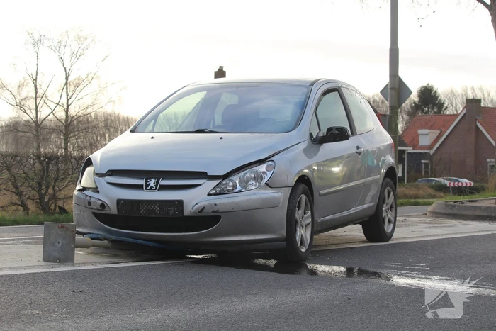 Auto komt tot stilstand in middenberm