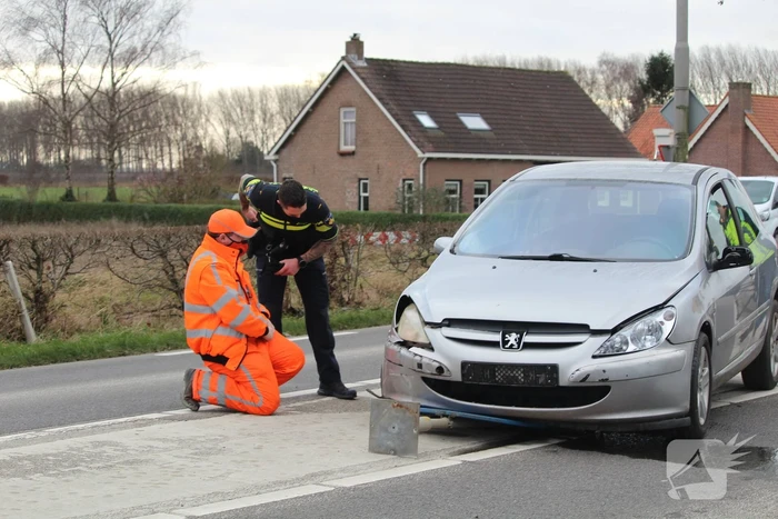Auto komt tot stilstand in middenberm