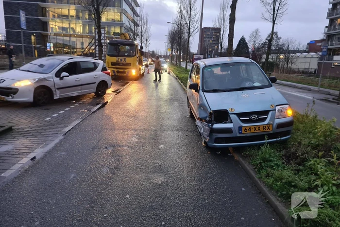 Twee auto's lopen flinke schade op bij ongeval