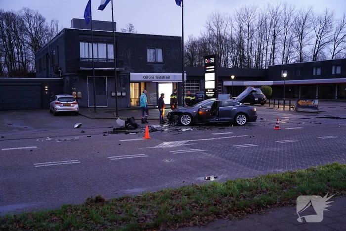 Schade na botsing tussen twee voertuigen