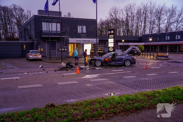 Schade na botsing tussen twee voertuigen