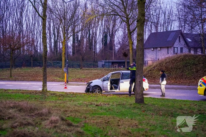 Schade na botsing tussen twee voertuigen