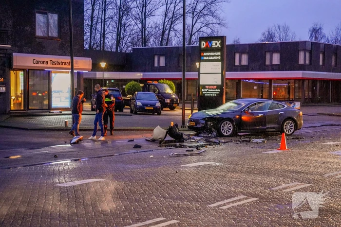 Schade na botsing tussen twee voertuigen