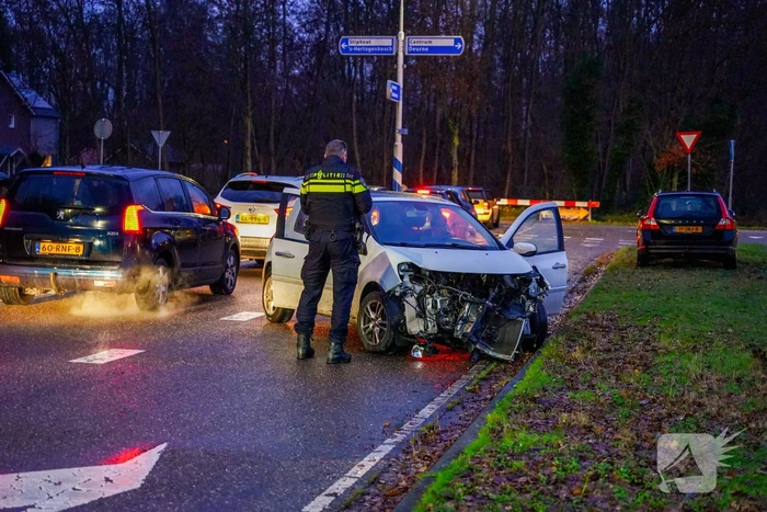 Schade na botsing tussen twee voertuigen