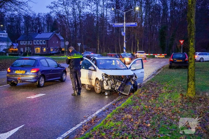 Schade na botsing tussen twee voertuigen
