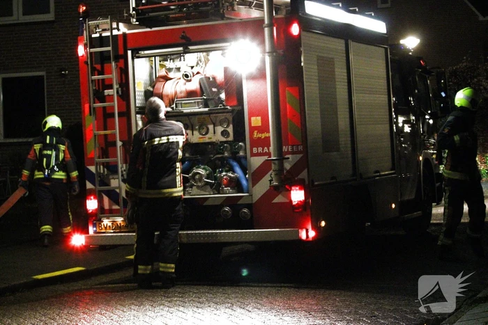 Brandweer blust brand in container