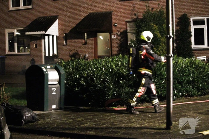 Brandweer blust brand in container