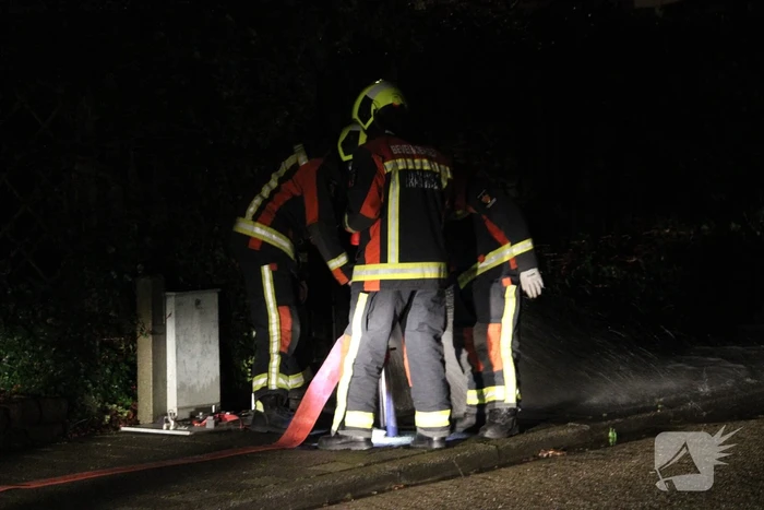 Brandweer blust brand in container
