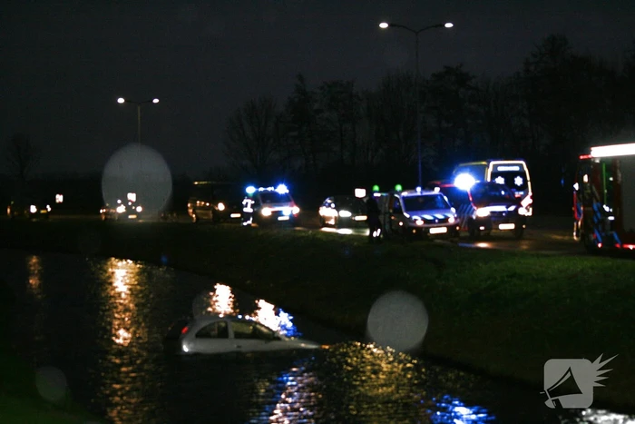 Voertuig te water, bestuurder met de schrik vrij
