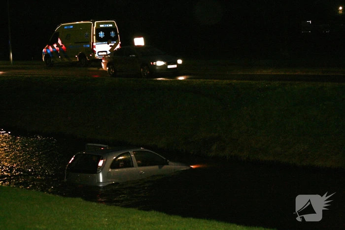 Voertuig te water, bestuurder met de schrik vrij