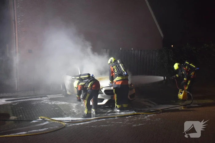 Geparkeerde auto volledig in brand
