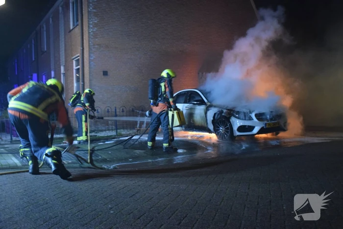 Geparkeerde auto volledig in brand