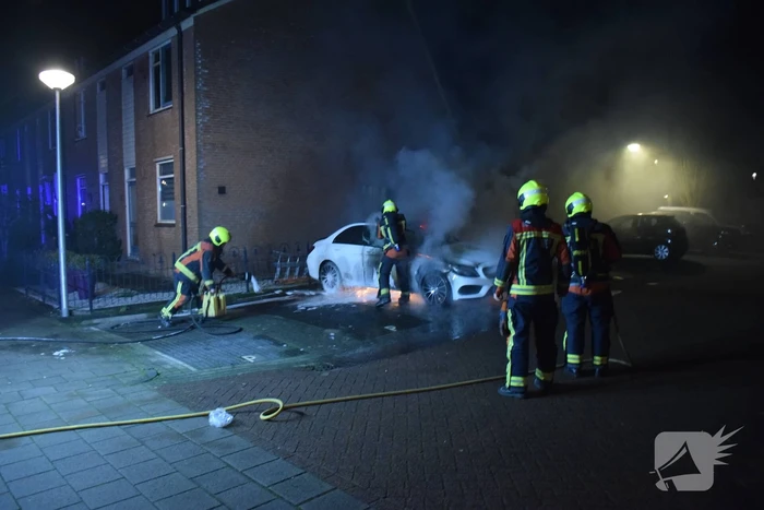 Geparkeerde auto volledig in brand