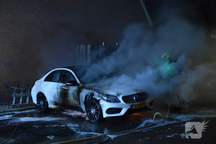 Geparkeerde auto volledig in brand