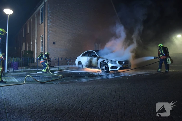 Geparkeerde auto volledig in brand