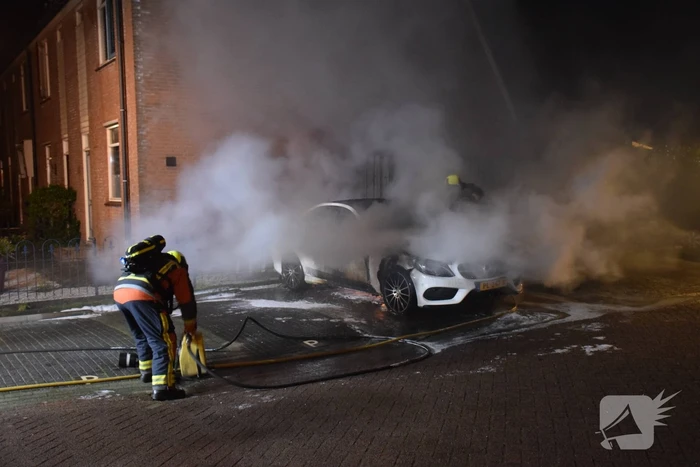 Geparkeerde auto volledig in brand