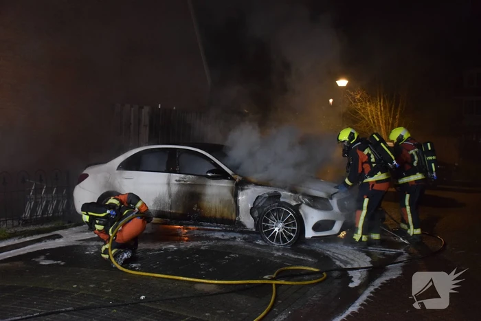 Geparkeerde auto volledig in brand