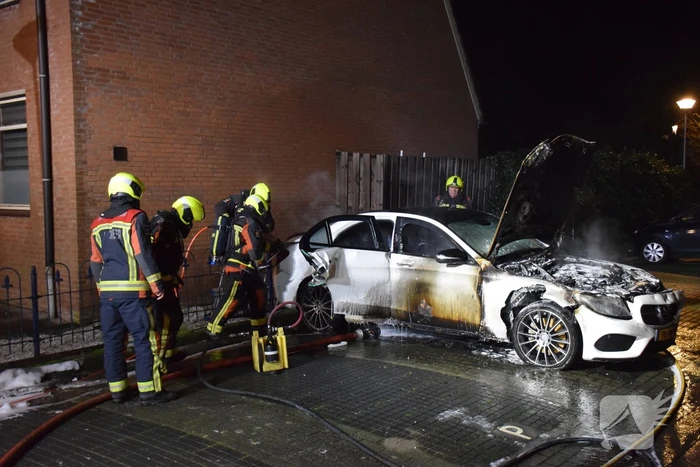 Geparkeerde auto volledig in brand