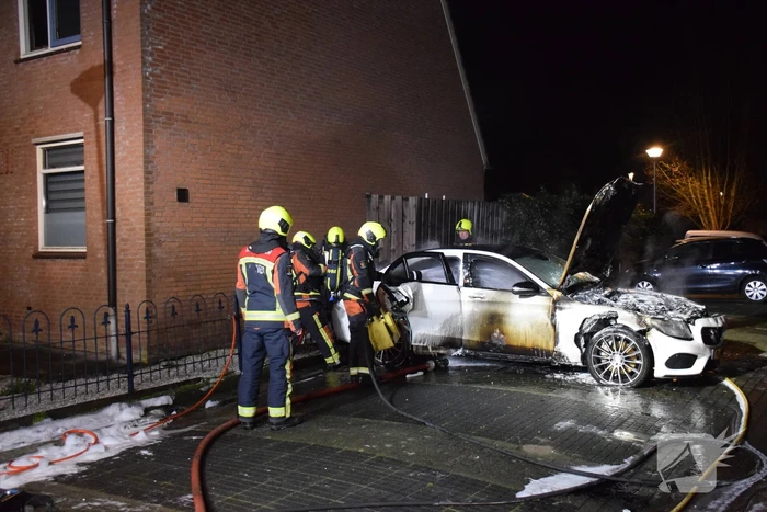 Geparkeerde auto volledig in brand