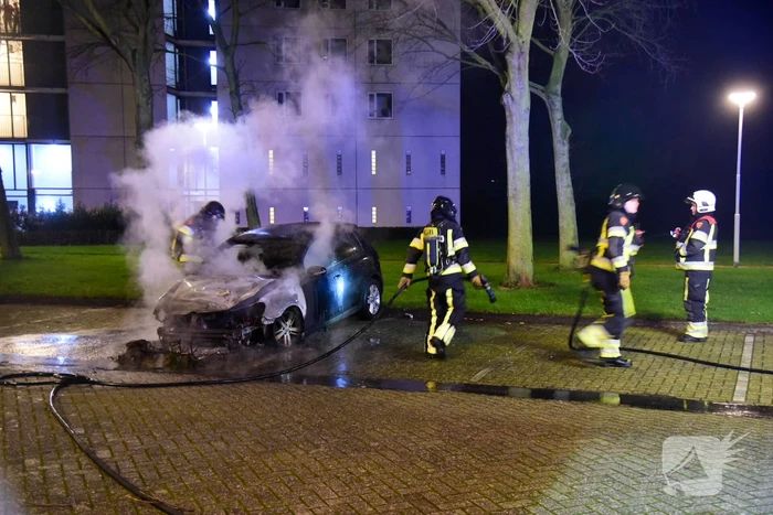 Personenauto uitgebrand op parkeerplaats