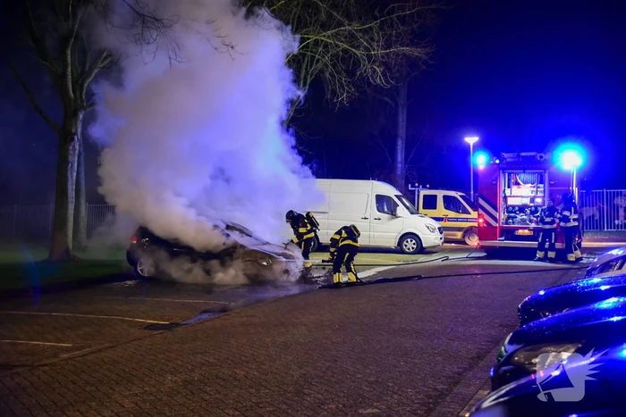 Personenauto uitgebrand op parkeerplaats