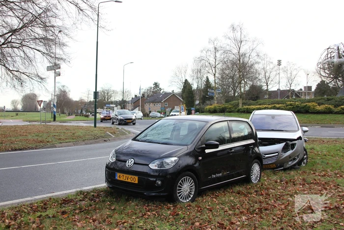 Auto's beschadigd bij ongeval Escher rotonde