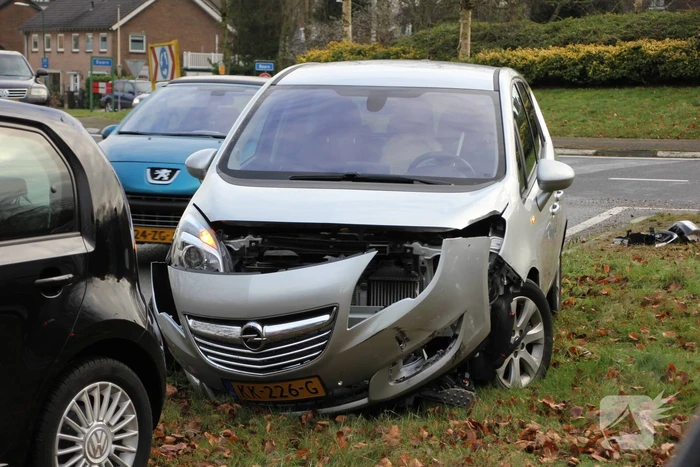 Auto's beschadigd bij ongeval Escher rotonde