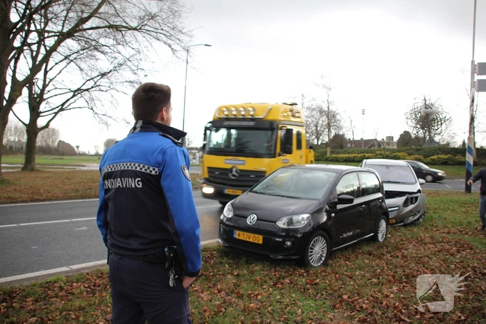 Auto's beschadigd bij ongeval Escher rotonde