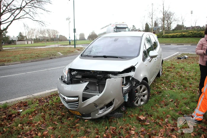 Auto's beschadigd bij ongeval Escher rotonde