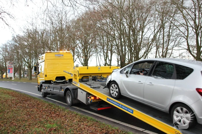 Auto's beschadigd bij ongeval Escher rotonde