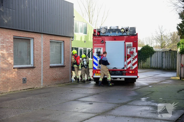 Kortsluiting in oude koelkast van bedrijf