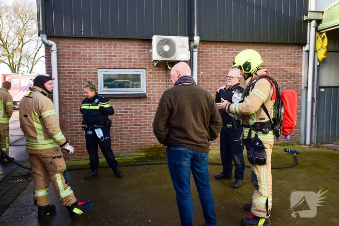 Kortsluiting in oude koelkast van bedrijf