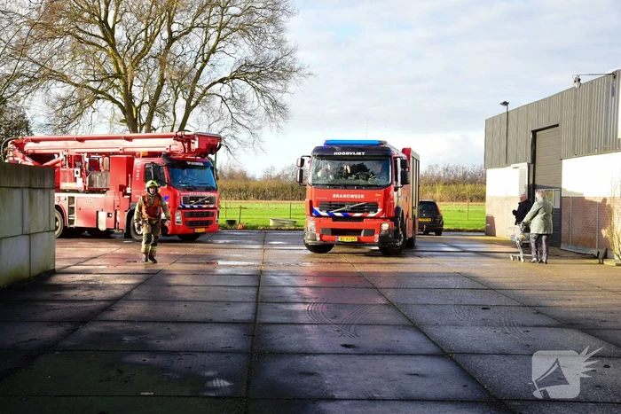 Kortsluiting in oude koelkast van bedrijf