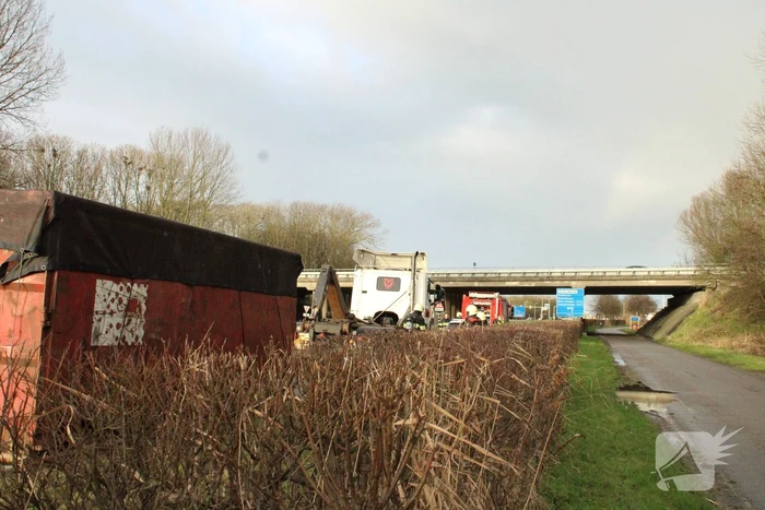 Brandweer ingezet voor vrachtwagen met vastgelopen remmen