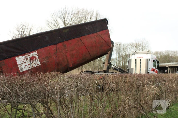 Brandweer ingezet voor vrachtwagen met vastgelopen remmen