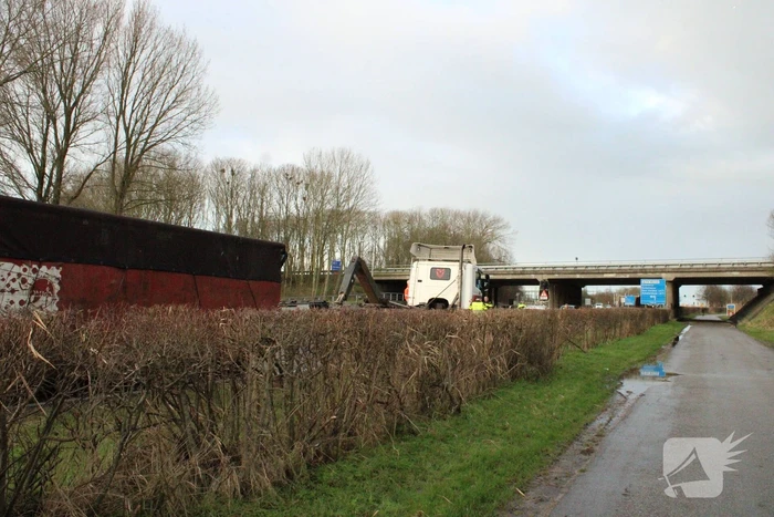 Brandweer ingezet voor vrachtwagen met vastgelopen remmen