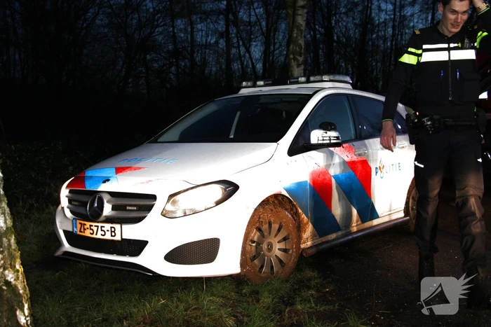 Politieauto vast in modder na melding van jeugd in verlaten ziekenhuis
