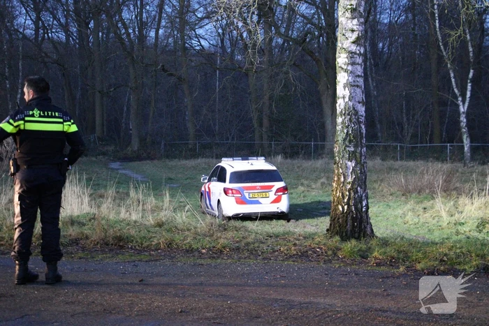 Politieauto vast in modder na melding van jeugd in verlaten ziekenhuis