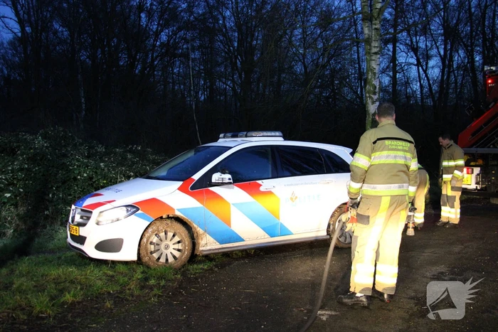 Politieauto vast in modder na melding van jeugd in verlaten ziekenhuis