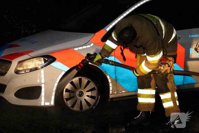 Politieauto vast in modder na melding van jeugd in verlaten ziekenhuis