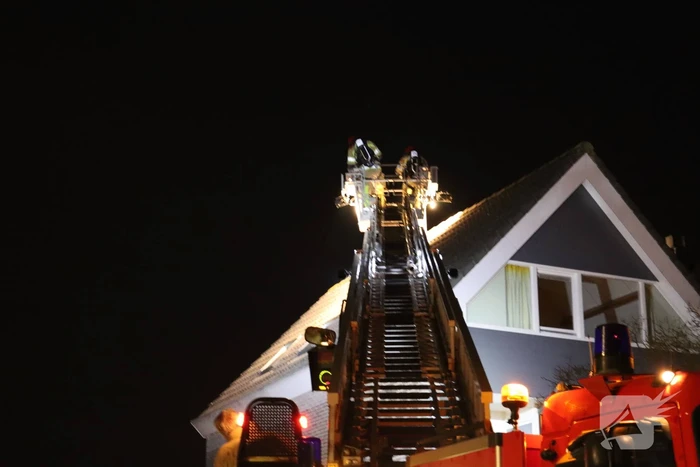 Brandweer veegt schoorsteen na brand