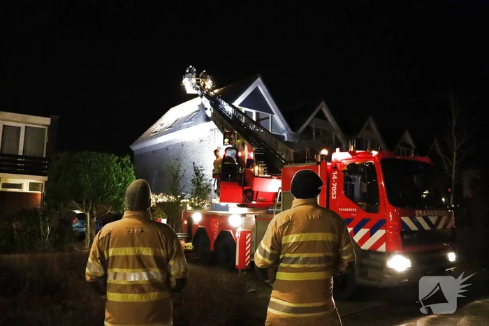 Brandweer veegt schoorsteen na brand